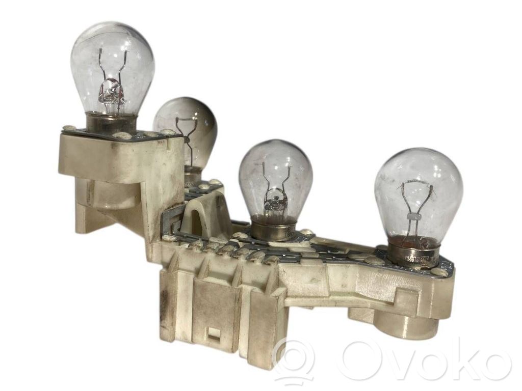 Aizmugures spuldzes vāka turētājs