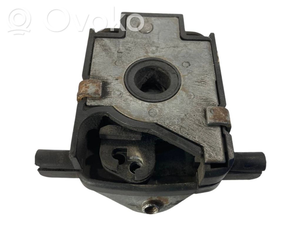 Dzinēja pārsega slēdzene