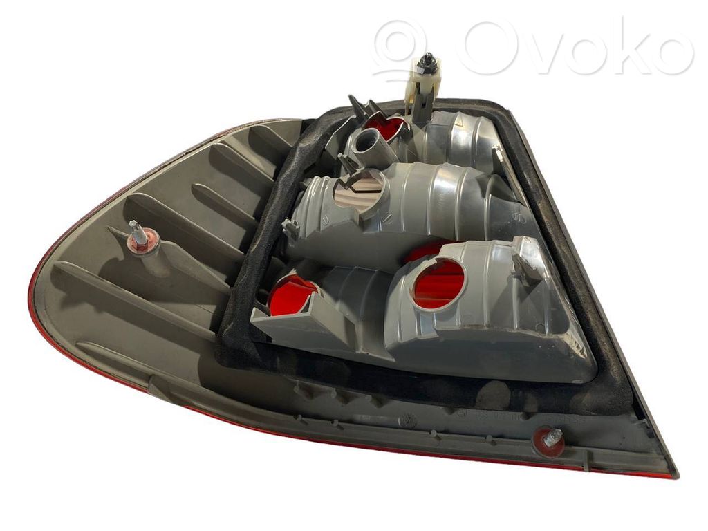 Aizmugurējais lukturis virsbūvē