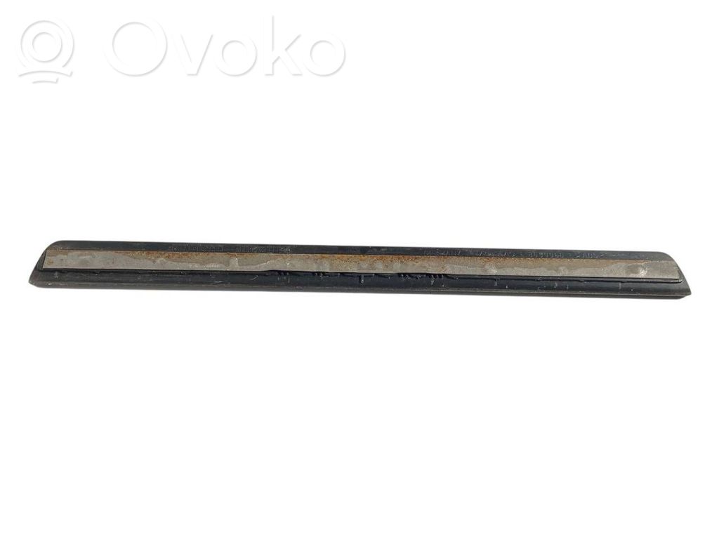 Priekšējā sliekšņa dekoratīvā apdare (iekšējā)
