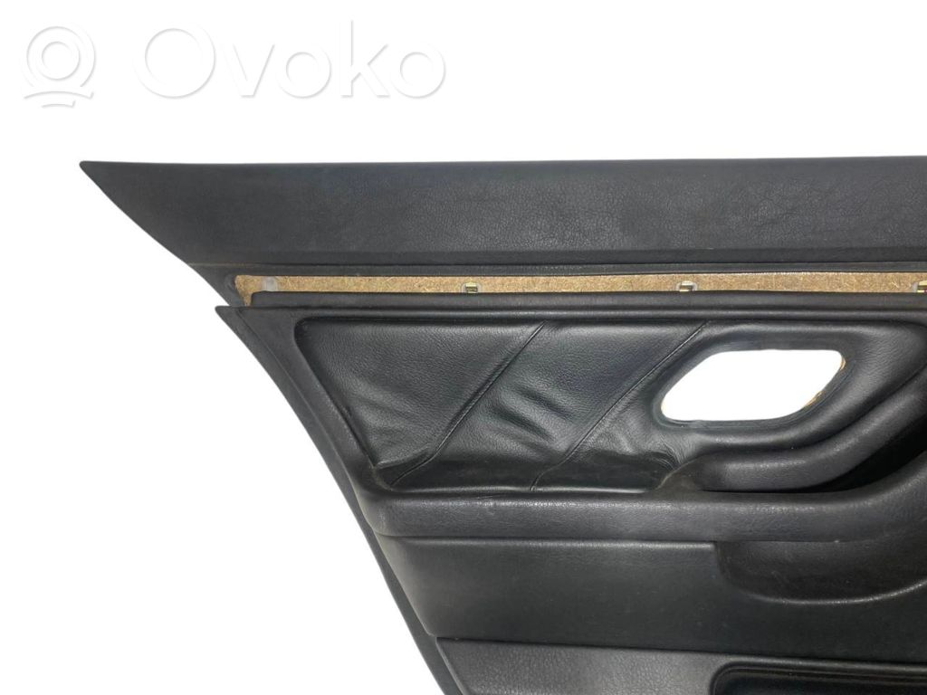 Apšuvums aizmugurējām durvīm