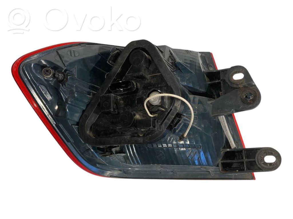 Задний фонарь в кузове