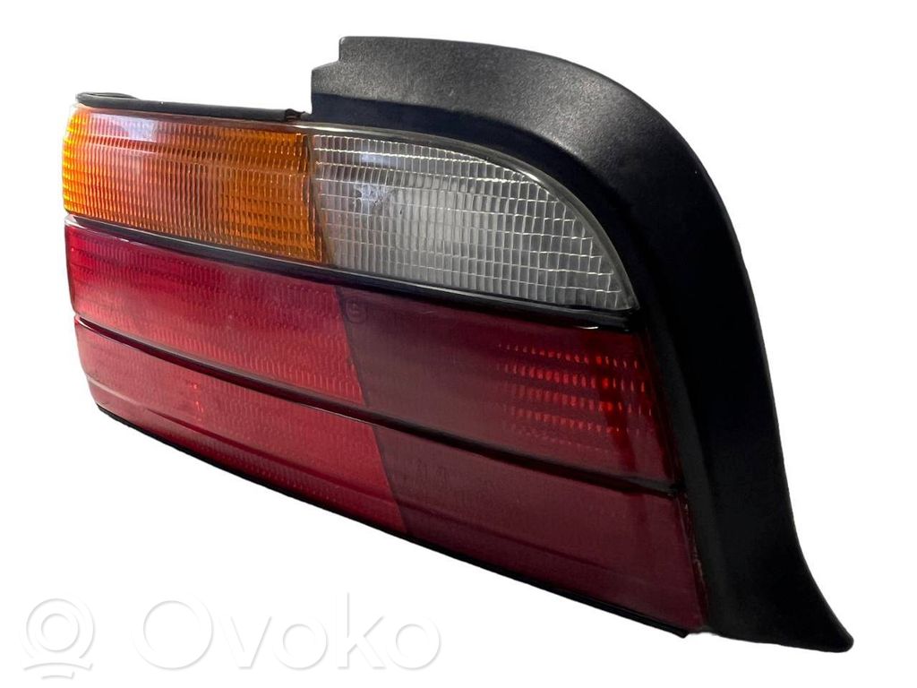 Aizmugurējais lukturis virsbūvē