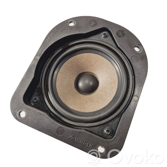 Skaļrunis (-i) aizmugurējā palodzē