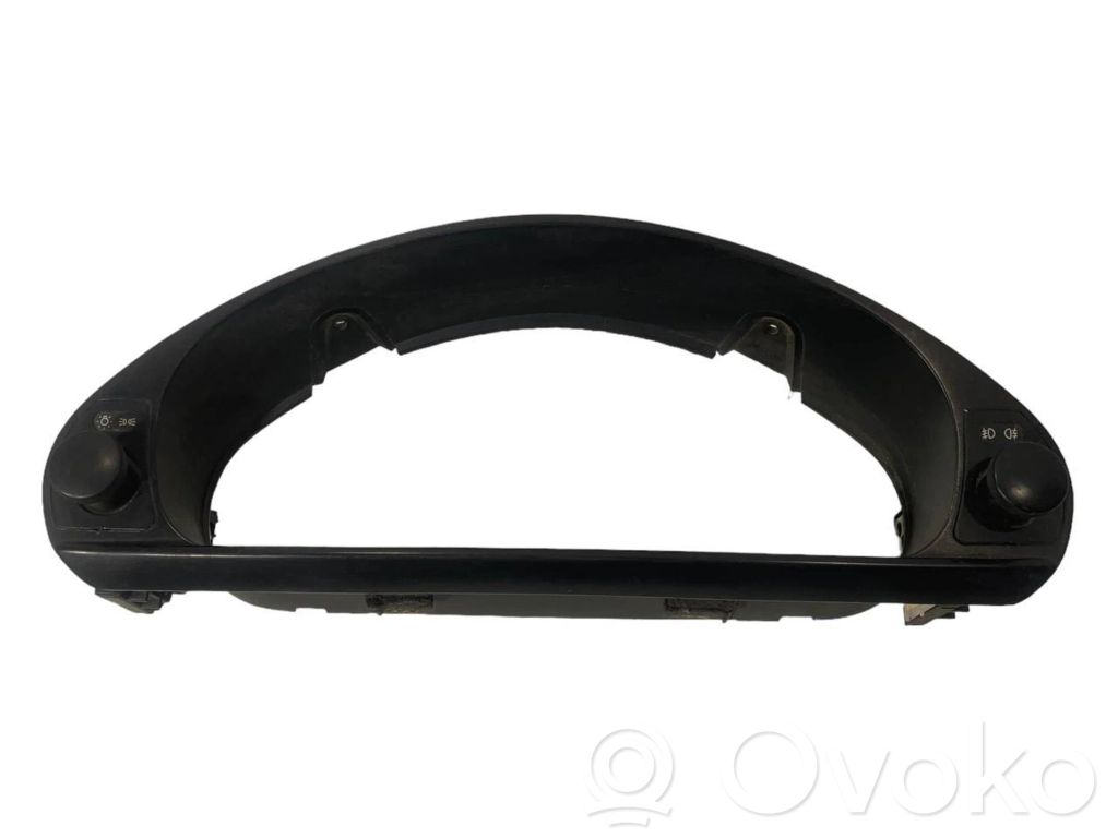 Instrumentu paneļa dekoratīvā apdare