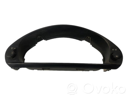 Instrumentu paneļa dekoratīvā apdare