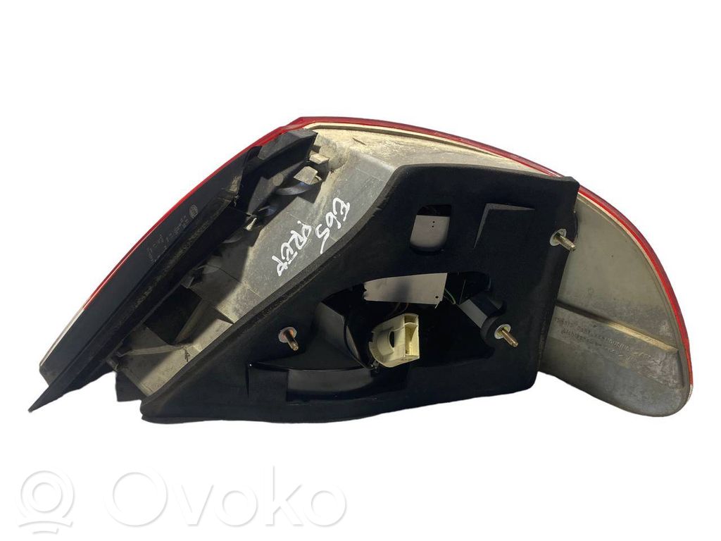 Aizmugurējais lukturis virsbūvē