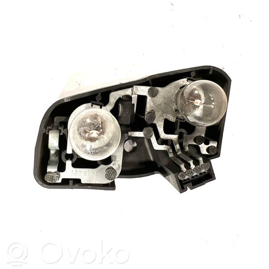 Aizmugures spuldzes vāka turētājs