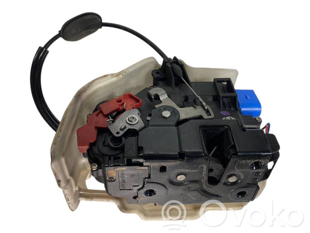 Priekšpusē slēdzene