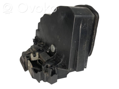 Priekšpusē slēdzene