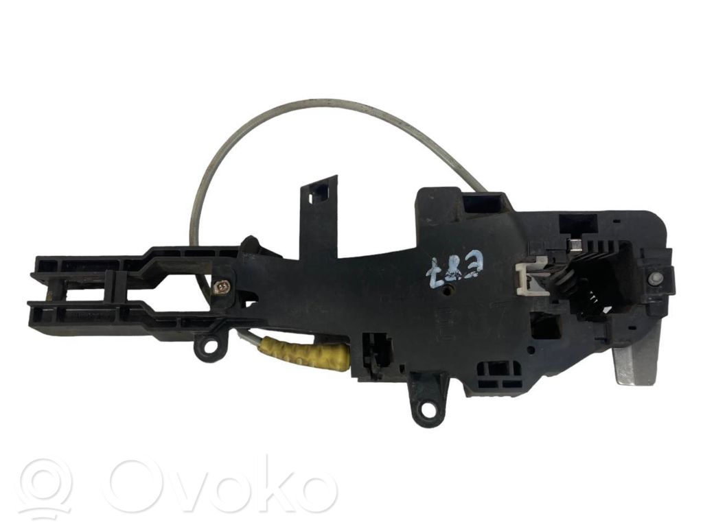 Aizmugurē turētājs / kronšteins ārējam atvēršanas rokturim