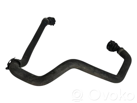 Caurulīte (-es) / šļūtene (-es)