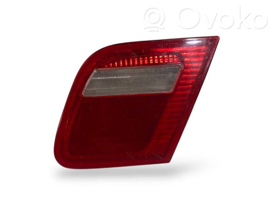 Aizmugurējais lukturis pārsegā