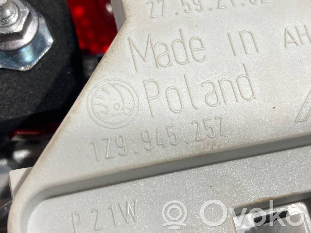 Aizmugurējais lukturis virsbūvē