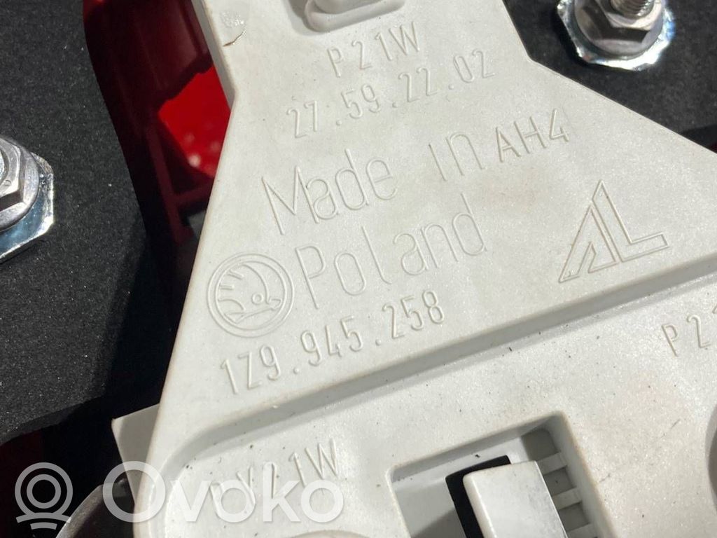 Aizmugurējais lukturis virsbūvē