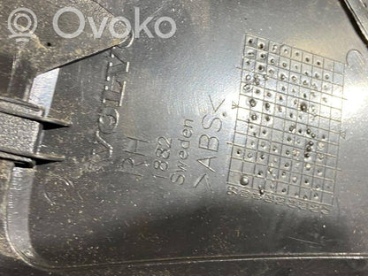 (D) statņa dekoratīvā apdare (apakšdaļa)