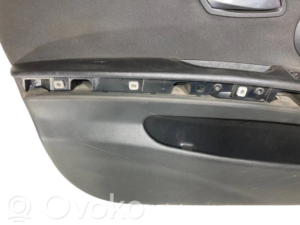 Priekšējo durvju apdare