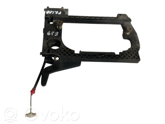 Priekšpusē turētājs / kronšteins ārējam atvēršanas rokturim