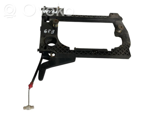 Priekšpusē turētājs / kronšteins ārējam atvēršanas rokturim