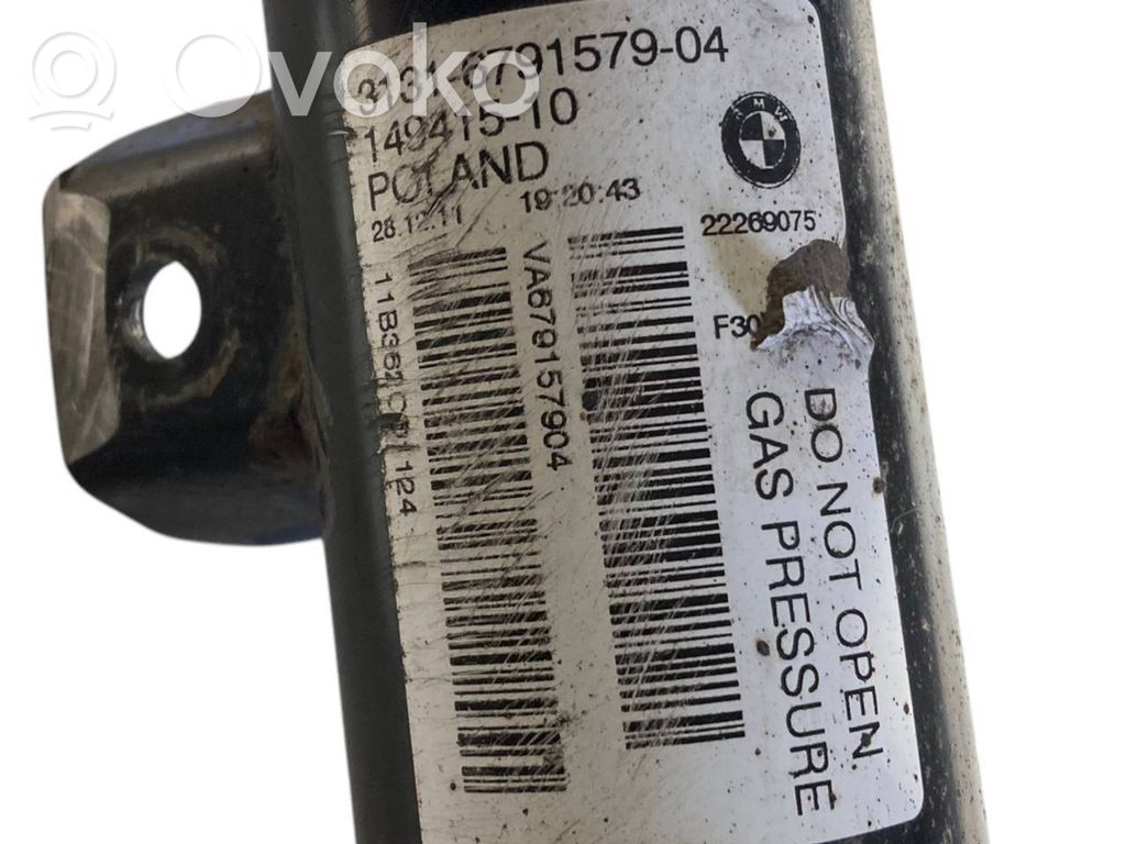 Priekšpusē amortizators ar atsperi