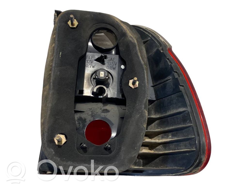 Aizmugurējais lukturis virsbūvē