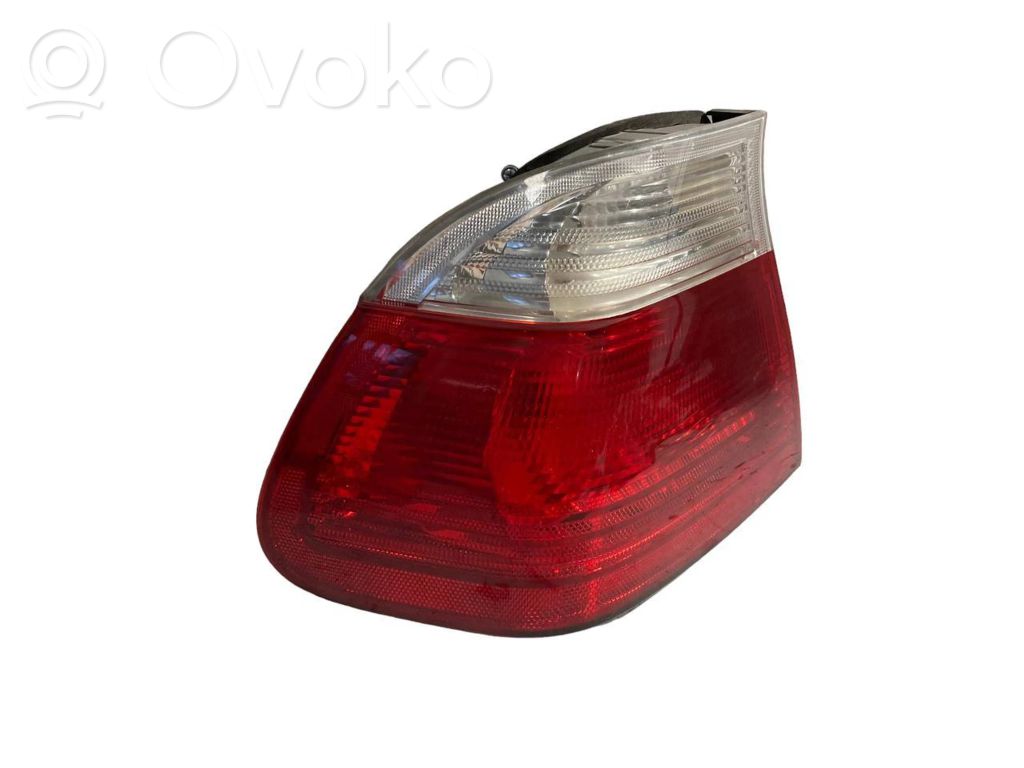 Aizmugurējais lukturis virsbūvē