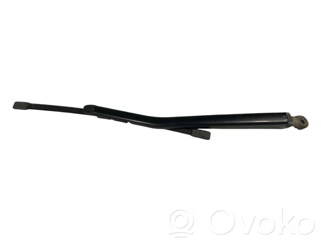 Rear window wiper arm