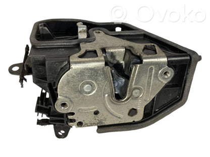 Priekšpusē slēdzene