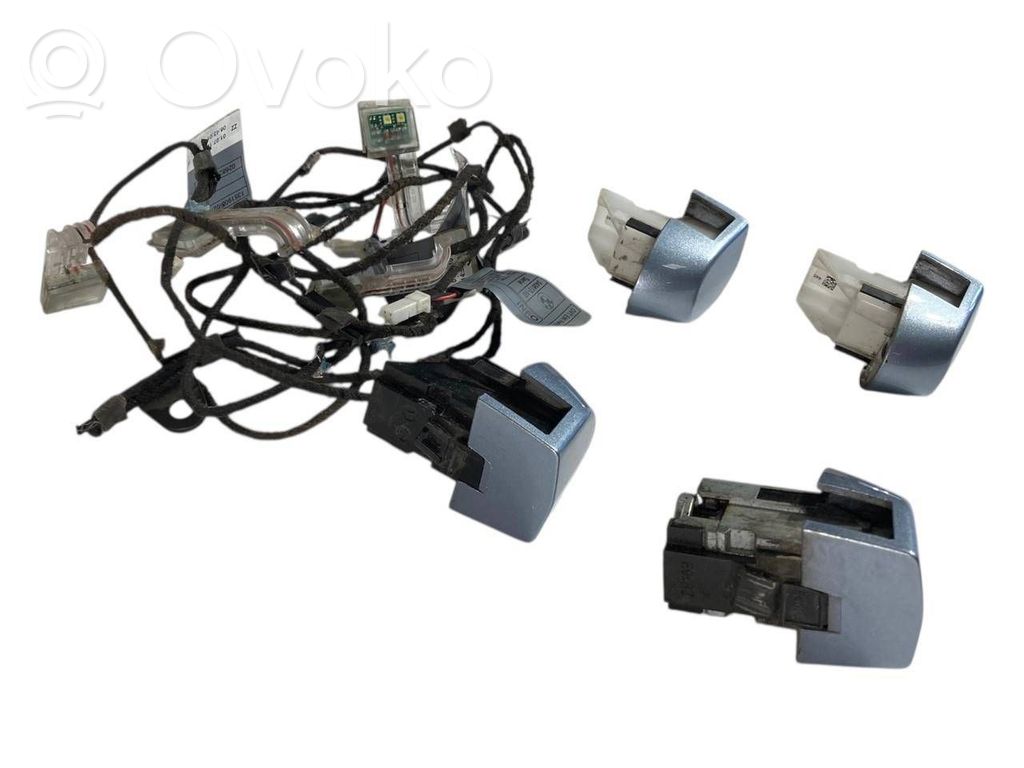 Priekšpusē durvju roktura vāciņš