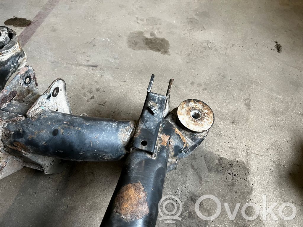 Pusrāmis aizmugurējais / priekšējais