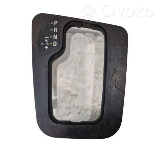 Ātrumu pārslēgšanas sviras dekoratīvā apdare (plastmasas)