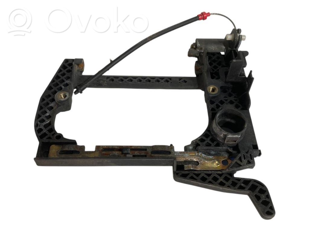 Priekšpusē turētājs / kronšteins ārējam atvēršanas rokturim