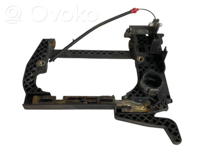 Priekšpusē turētājs / kronšteins ārējam atvēršanas rokturim