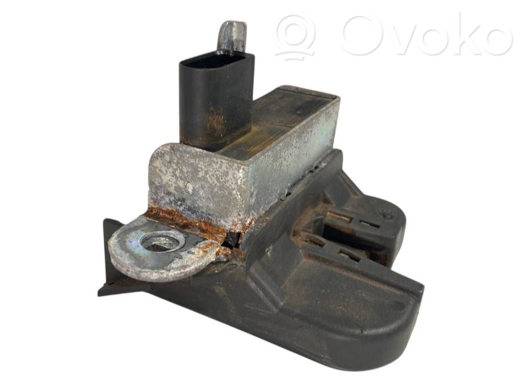 Aizmugurējā pārsega slēdzene