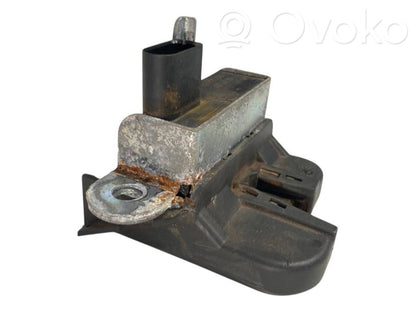 Aizmugurējā pārsega slēdzene