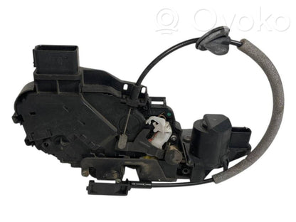 Priekšpusē slēdzene