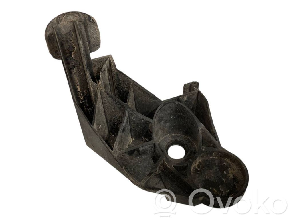 Priekšpusē bampera turētājs