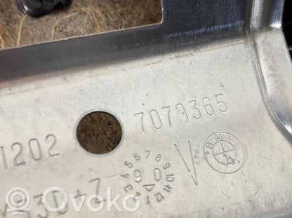 Apšuvums aizmugurējām durvīm