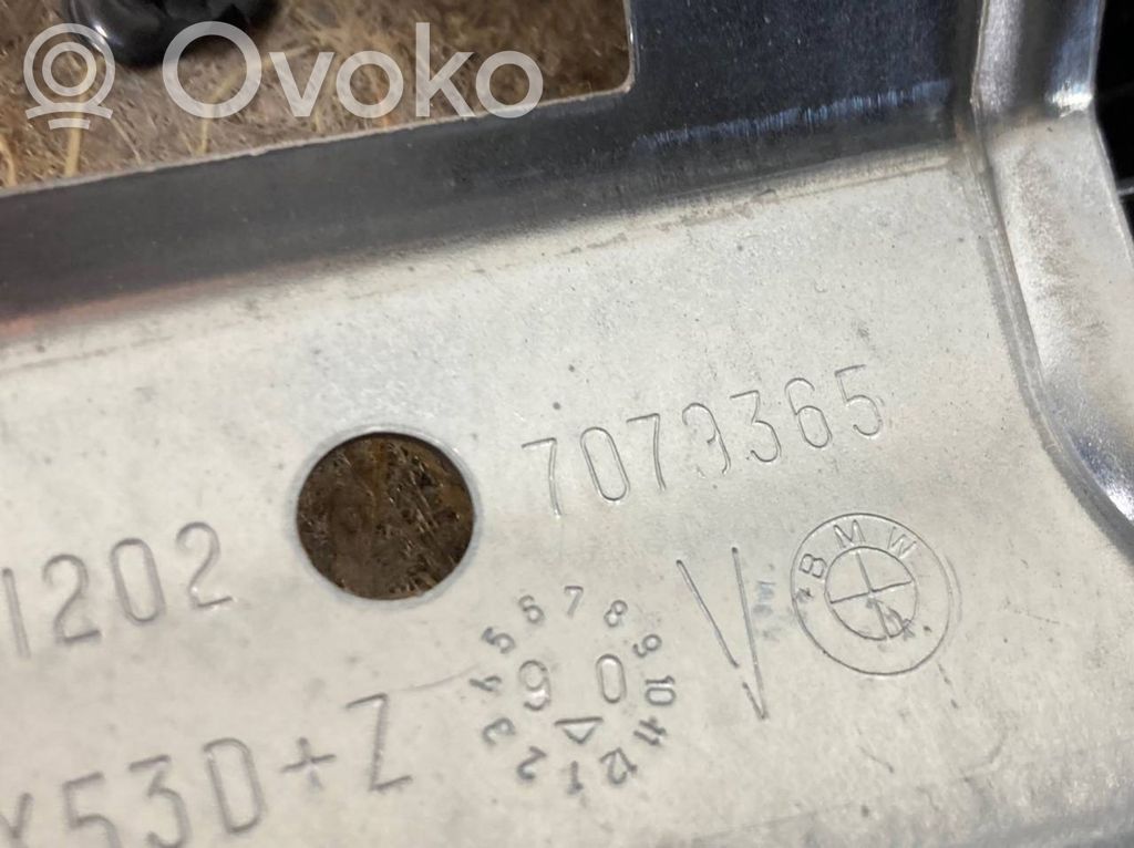 Apšuvums aizmugurējām durvīm