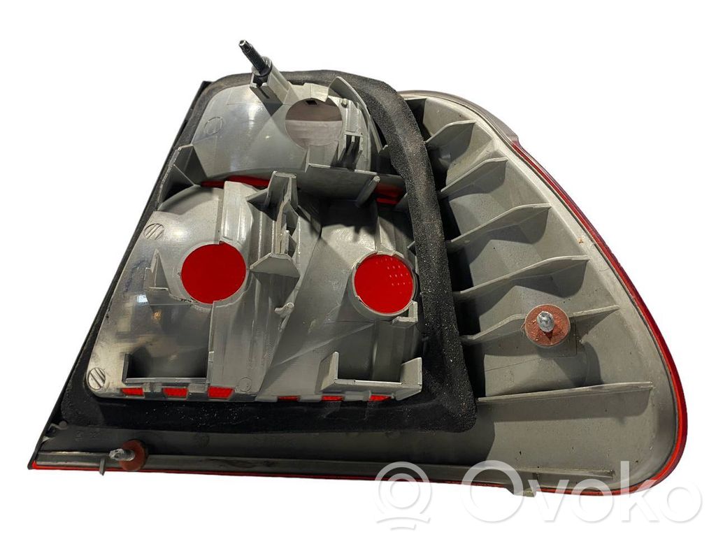 Aizmugurējais lukturis virsbūvē