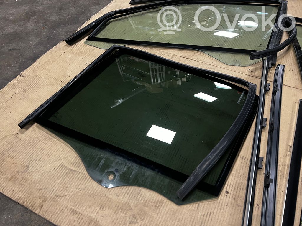 priekšējo durvju stikls (četrdurvju mašīnai)