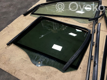 priekšējo durvju stikls (četrdurvju mašīnai)