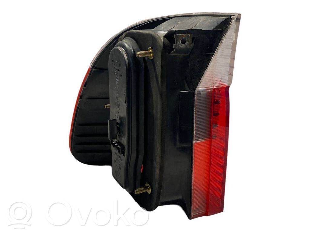 Aizmugurējais lukturis virsbūvē