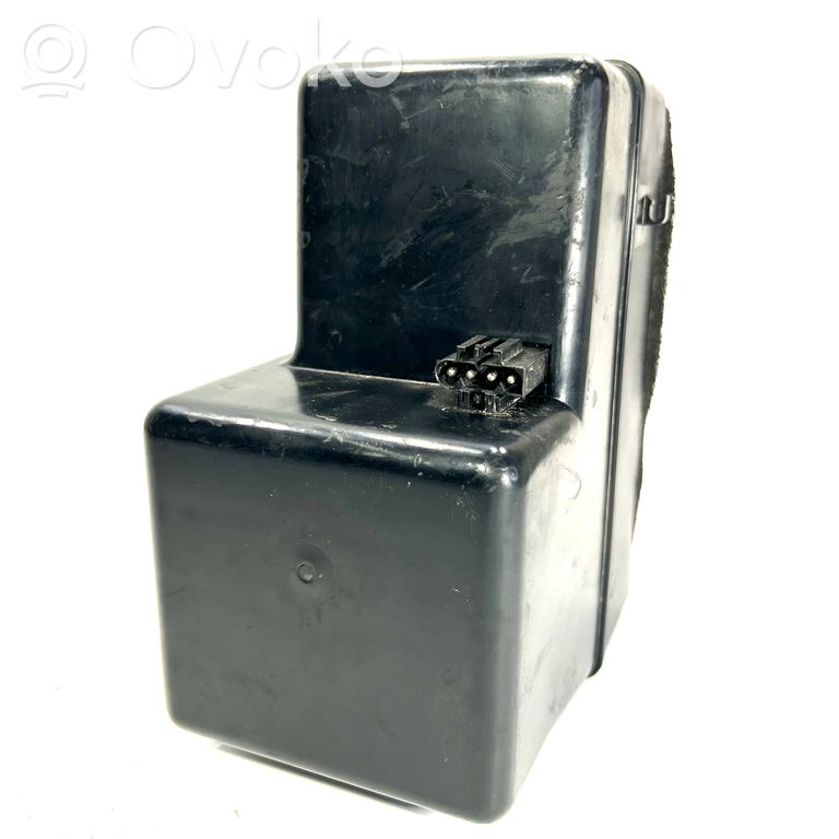 Skaļrunis (-i) aizmugurējā palodzē