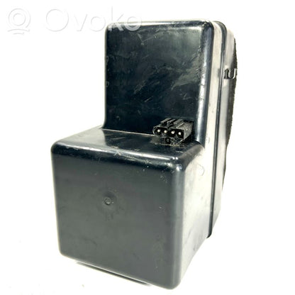 Skaļrunis (-i) aizmugurējā palodzē