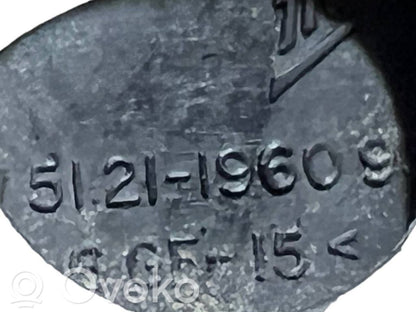 Priekšpusē durvju roktura vāciņš