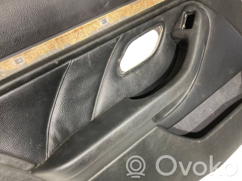 Занавеска на окне сзади