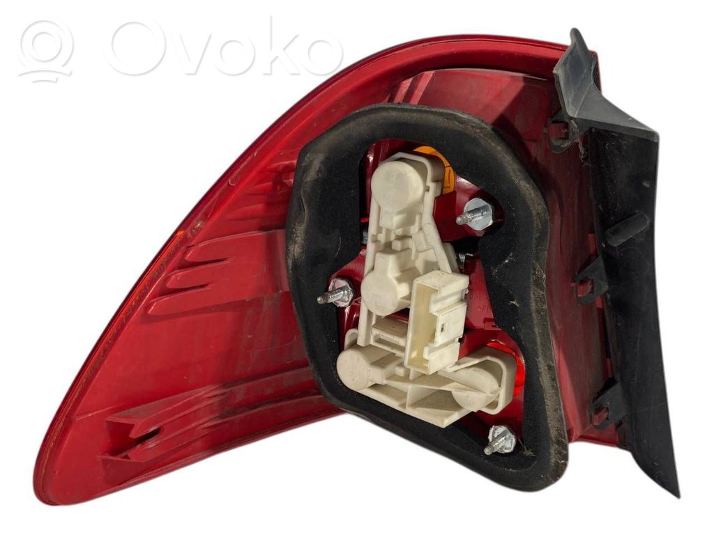 Aizmugurējais lukturis virsbūvē