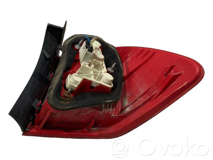 Aizmugurējais lukturis virsbūvē