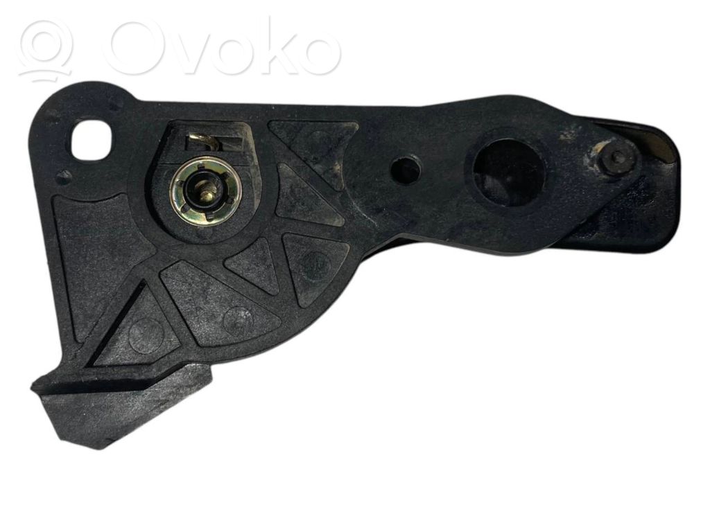 Dzinēja pārsega attaisīšanas rokturītis